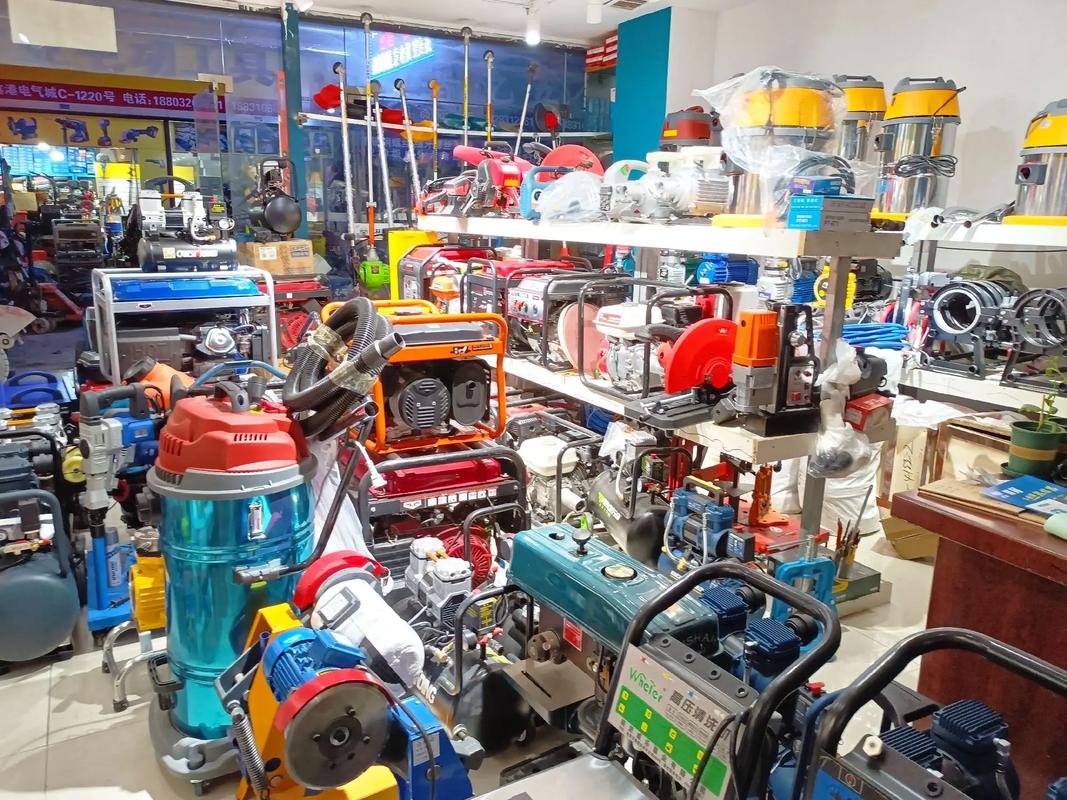 花花五金機(jī)電鑫港電器城西大正門北邊的那個(gè)通道靠大西邊c區(qū)12